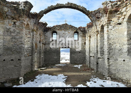 Le rovine della vecchia chiesa ortodossa orientale di San Ivan Rilski abbandonato sul fondo della diga Zhrebchevo Lago durante il regime comunista in Bulgaria Foto Stock