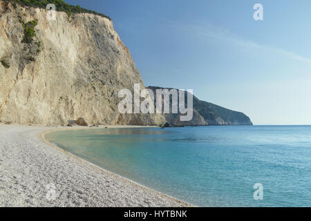 Tranquilla e soleggiata giornata, spiaggia appartata, alte scogliere verticali, calma il mare turchese Foto Stock