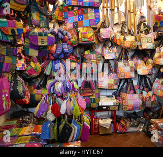 Negozio di borsa nel mercato, Ho Chi Minh City, Vietnam Foto Stock