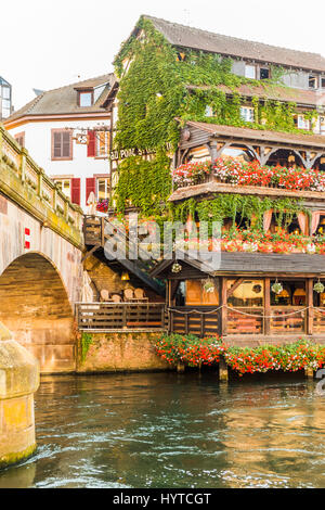 Vista parziale di Pont Saint Martin e il ristorante au Pont saint Martin Foto Stock