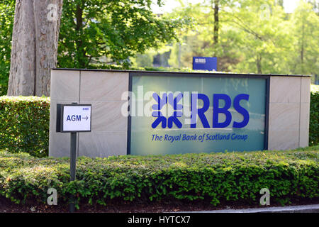 Il segno di RBS al di fuori della Royal Bank of Scotland's Edinburgh sede come il 2015 AGM ottiene in corso Foto Stock