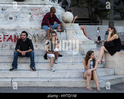 Belgrado, Serbia - Agosto 2, 2015: persone (le ragazze e i ragazzi e un vecchio) in attesa su Piazza della Repubblica sotto l'iconica statua equestre (Kod Konja) PIC Foto Stock