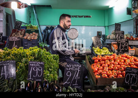 Salonicco, Grecia - 24 dicembre 2015: Frutta e verdura venditore in Modiano immagine di mercato di frutta e verdura merchant in Modiano marke Foto Stock