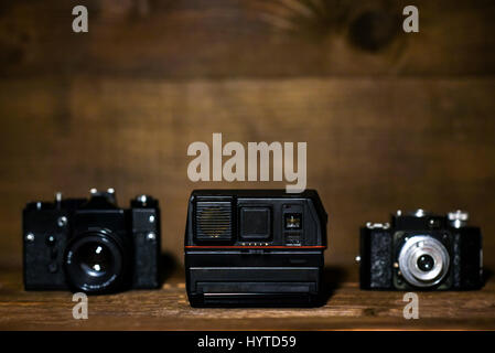 Olda telecamere su un sfondo di legno con spazio di copia Foto Stock