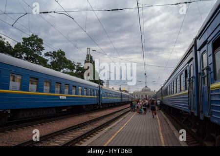 ODESSA, Ucraina - Agosto 13, 2015: persone di salire a bordo di un treno sulle piattaforme di Odessa stazione ferroviaria Foto di turisti ucraini di salire a bordo di un passenge Foto Stock