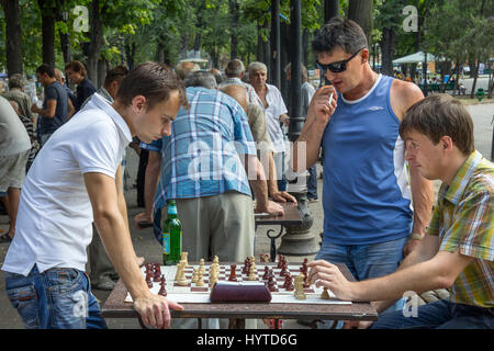 ODESSA, Ucraina - Agosto 14, 2015: i giovani uomini a giocare a scacchi in un parco di Odessa, Ucraina Foto di giovani uomini a giocare a scacchi in uno di Odessa il pa principale Foto Stock