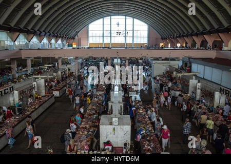 DNIPROPETROVSK, Ucraina - Agosto 15, 2015: sala principale di Dnipropetrovsk mercato centrale, il verde più grande mercato coperto della città affollata lobby di t Foto Stock