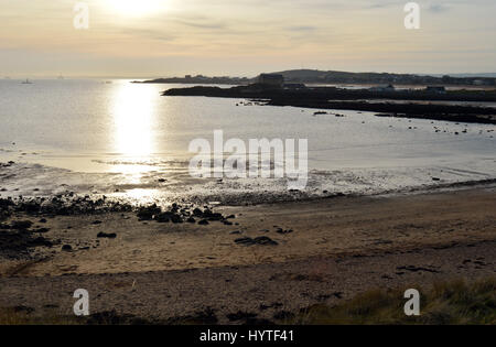 Di fronte la baia di Ruby in lui l'impostazione a Sun di Elie Harbour, Elie, Fife, Scozia Foto Stock