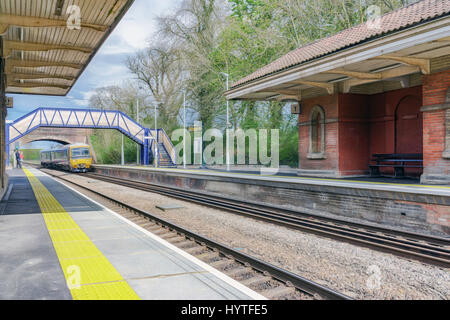 Classe 165 DMU avvicinando Mortimer station Foto Stock