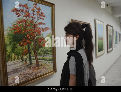 Lahore, Pakistan. 07 apr, 2017. Visitatori pakistano tener vivo interesse in immagini durante la mostra del gruppo di giovani artisti 2017 tenutasi a coopera galleria d'Arte a Lahore. Credito: Rana Sajid Hussain/Pacific Press/Alamy Live News Foto Stock