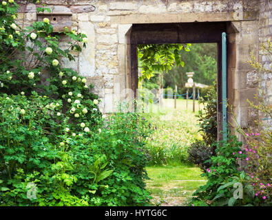 Una romantica vista presso l'Easton walled gardens Foto Stock