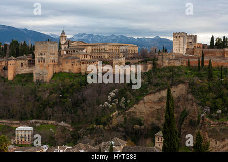 Visualizzazione classica dell'Alhambra dal Mirador de San Nicolás, El Albaicín, Granada Foto Stock