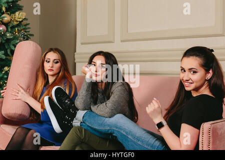 Tre belle ragazze giovani cuscini. Studio orizzontale di close-up verticale. Foto Stock