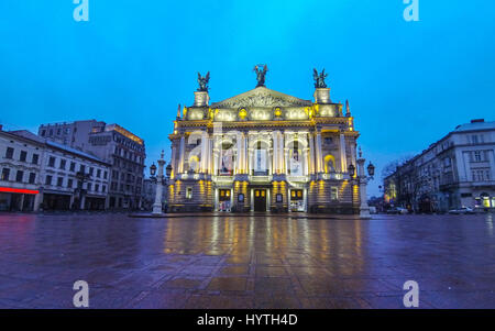 LVIV, Ucraina - 10 dicembre 2016: vista notturna di Lviv downtown con Lviv National Academic teatro di opera e balletto chiamato dopo Solomiya Krushelnyt Foto Stock