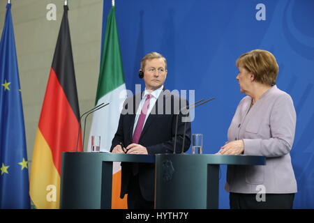 Berlino, Germania. 06 apr, 2017. Il Cancelliere federale Angela Merkel (CDU) e il Primo Ministro Enda Kenny oggi in una conferenza stampa presso l'ufficio del cancelliere federale a Berlino. Credito: Simone Kuhlmey/Pacific Press/Alamy Live News Foto Stock