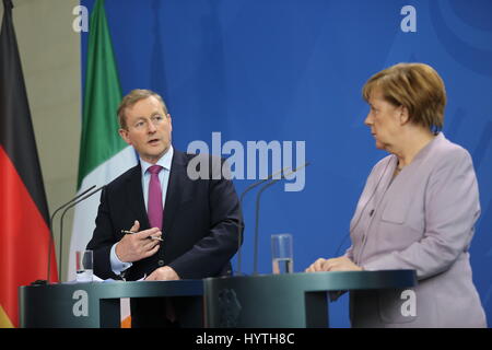 Berlino, Germania. 06 apr, 2017. Il Cancelliere federale Angela Merkel (CDU) e il Primo Ministro Enda Kenny oggi in una conferenza stampa presso l'ufficio del cancelliere federale a Berlino. Credito: Simone Kuhlmey/Pacific Press/Alamy Live News Foto Stock