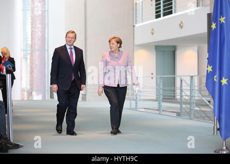 Berlino, Germania. 06 apr, 2017. Il Cancelliere federale Angela Merkel (CDU) e il Primo Ministro Enda Kenny oggi in una conferenza stampa presso l'ufficio del cancelliere federale a Berlino. Credito: Simone Kuhlmey/Pacific Press/Alamy Live News Foto Stock