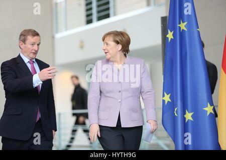 Berlino, Germania. 06 apr, 2017. Il Cancelliere federale Angela Merkel (CDU) e il Primo Ministro Enda Kenny oggi in una conferenza stampa presso l'ufficio del cancelliere federale a Berlino. Credito: Simone Kuhlmey/Pacific Press/Alamy Live News Foto Stock