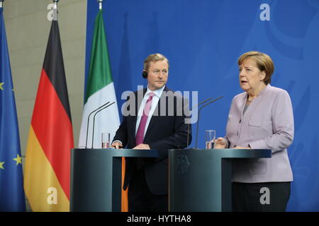 Berlino, Germania. 06 apr, 2017. Il Cancelliere federale Angela Merkel (CDU) e il Primo Ministro Enda Kenny oggi in una conferenza stampa presso l'ufficio del cancelliere federale a Berlino. Credito: Simone Kuhlmey/Pacific Press/Alamy Live News Foto Stock