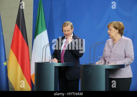 Berlino, Germania. 06 apr, 2017. Il Cancelliere federale Angela Merkel (CDU) e il Primo Ministro Enda Kenny oggi in una conferenza stampa presso l'ufficio del cancelliere federale a Berlino. Credito: Simone Kuhlmey/Pacific Press/Alamy Live News Foto Stock