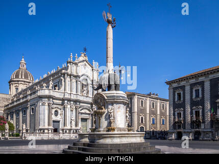 Piazza del Duomo di Catania, statua dell'Elefante e Duomo di Santa Agata - Sicilia, Italia Foto Stock