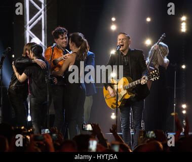 I membri di Arkells, Billy talento, luglio Talk e Strumbellas unisciti a Sarah McLachlan, Alessia Cara, Dallas Smith e Bryan Adams per un all-star finale a Foto Stock