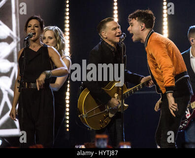 I membri di Arkells, Billy talento, luglio Talk e Strumbellas unisciti a Sarah McLachlan, Alessia Cara, Dallas Smith e Bryan Adams per un all-star finale a Foto Stock