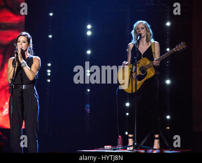 Sarah McLachlan esegue con Whitehorse e Jim Creegan al 2017 premi di Juno. Foto Stock