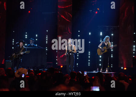 Sarah McLachlan esegue con Whitehorse e Jim Creegan al 2017 premi di Juno. Foto Stock