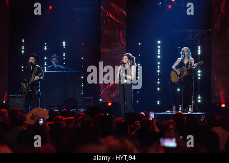 Sarah McLachlan esegue con Whitehorse e Jim Creegan al 2017 premi di Juno. Foto Stock