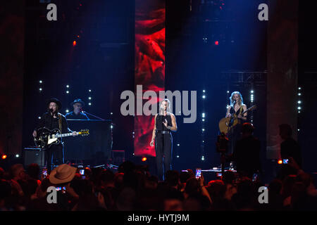 Sarah McLachlan esegue con Whitehorse e Jim Creegan al 2017 premi di Juno. Foto Stock