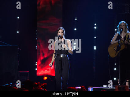 Sarah McLachlan esegue con Whitehorse e Jim Creegan al 2017 premi di Juno. Foto Stock