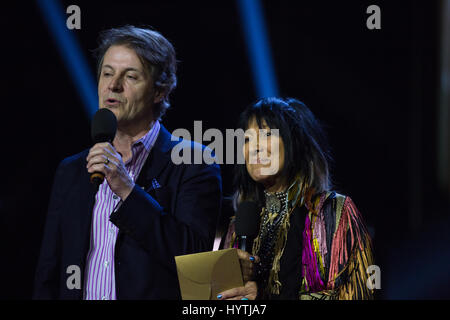 Jim Cuddy e Buffy Sainte-Marie presente Album dell'anno al 2017 premi di Juno. Foto Stock