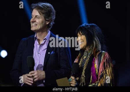 Jim Cuddy e Buffy Sainte-Marie presente Album dell'anno al 2017 premi di Juno. Foto Stock