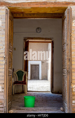 Vecchia porta scolpito a Khiva città vecchia, Uzbekistan Foto Stock