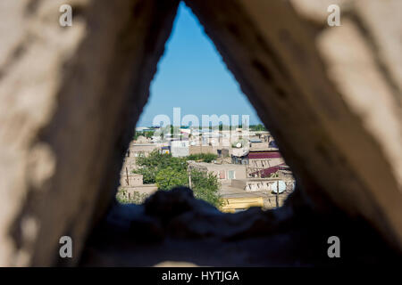 Vista di Khiva città vecchia attraverso la parete della città foro, Uzbekistan Foto Stock