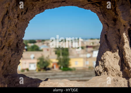 Vista di Khiva città vecchia attraverso la parete della città foro, Uzbekistan Foto Stock