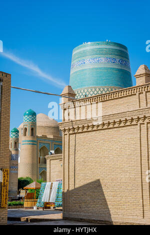 Vista di Khiva città vecchia con l'Islam Khoja minaret, Uzbekistan Foto Stock