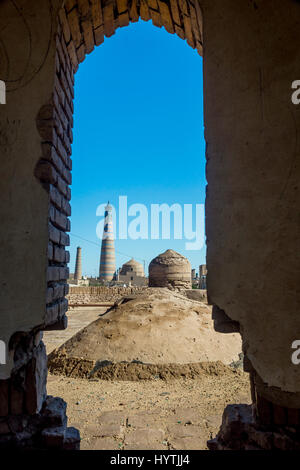 Vista di Khiva città vecchia attraverso la vecchia porta della torre, Uzbekistan Foto Stock