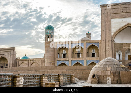 Vista di Khiva città vecchia con le vecchie mura e le cupole, Uzbekistan Foto Stock