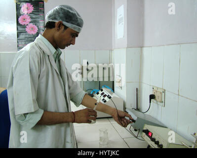 Laboratorio di collaudo di acqua minerale (foto Copyright © by Saji Maramon) Foto Stock