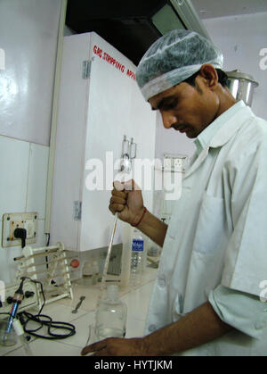 Laboratorio di prova, unità di acqua minerale confezionata (Foto Copyright © di Saji Maramon) Foto Stock