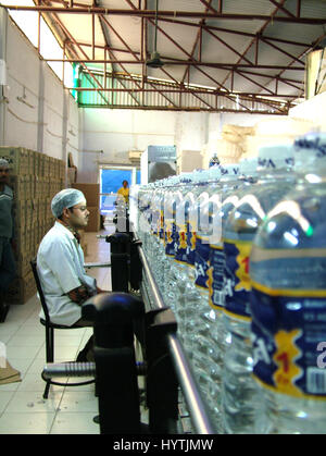 Test acqua minerale da laboratorio, unità di produzione, acqua potabile confezionata (Foto Copyright © di Saji Maramon) Foto Stock