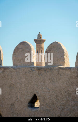 Vecchie mura della città e il minareto di fango, Khiva città vecchia, Uzbekistan Foto Stock