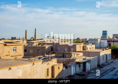 Vista sulle case di fango e strade di Khiva città vecchia, Uzbekistan Foto Stock