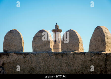 Vecchie mura della città e il minareto di fango, Khiva città vecchia, Uzbekistan Foto Stock