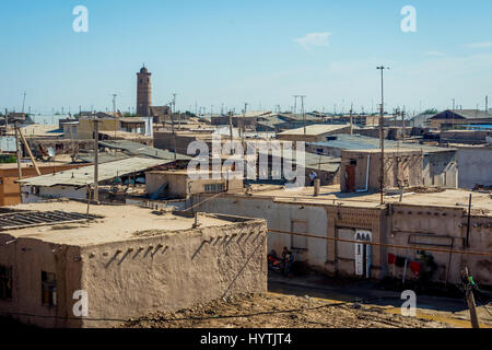 Vista sulle case di fango e strade di Khiva città vecchia, Uzbekistan Foto Stock