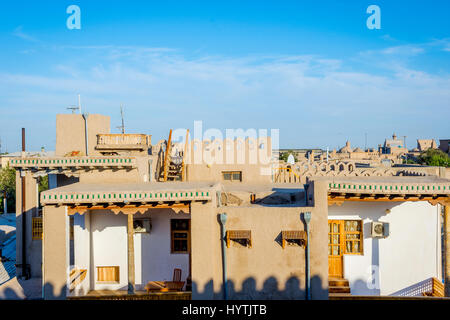 Vista sulle case di fango e strade di Khiva città vecchia, Uzbekistan Foto Stock