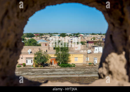 Vista di Khiva città vecchia attraverso la parete della città foro, Uzbekistan Foto Stock