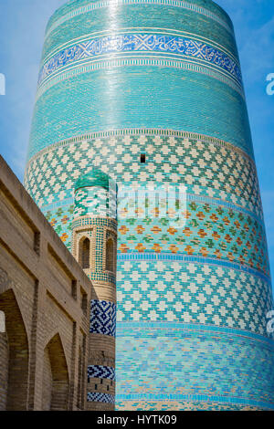 L'Islam Khoja minaret fatto di piastrelle blu, Khiva Uzbekistan Foto Stock